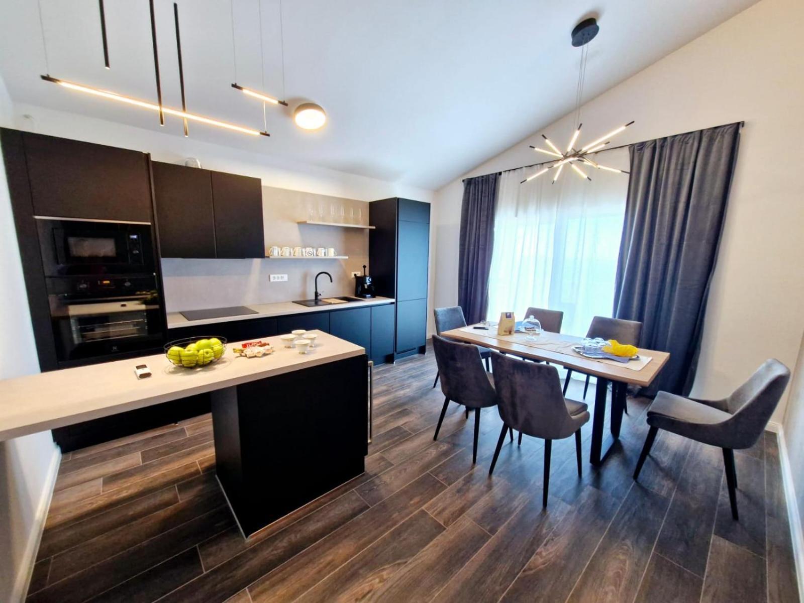 Sea View Luxury Apart Hotel Villa Conte With Swiming Pool And Romantic Spa 포드스트라나 외부 사진